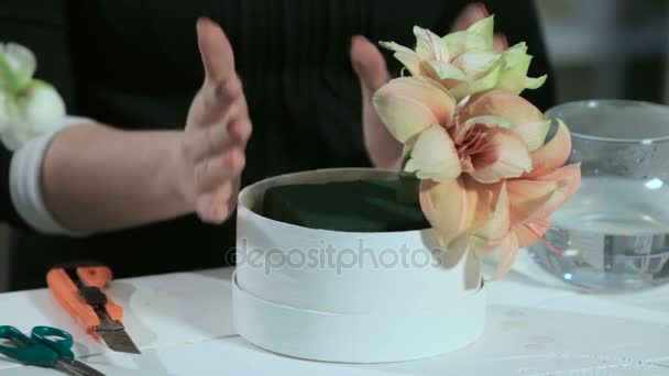 Bloemist hand maken boeketten bloemen in witte doos — Stockvideo