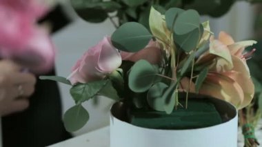 Modern buket, çiçekçi dükkanı düzenlenmesi çiçekçi