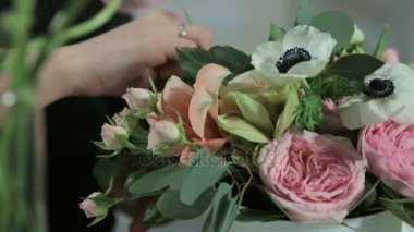 Çiçekçi el beyaz kutusunda buketler çiçek olun