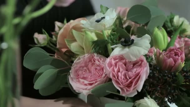 Bloemist hand maken boeketten bloemen in witte doos — Stockvideo