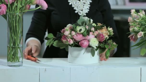 花屋は白い木製テーブルに結婚式のブーケを表示します。 — ストック動画