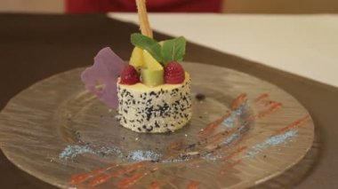 Kahvaltı, puding peynir, kivi, ahududu ile pişmiş