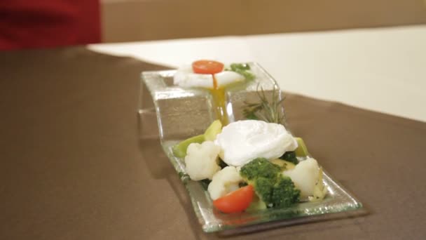 Desayuno, huevo escalfado con verduras hervidas en la mesa — Vídeos de Stock