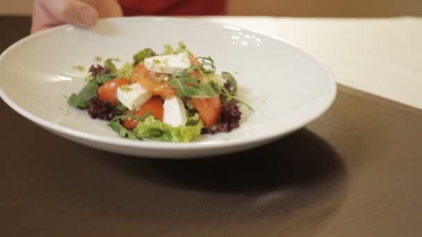 Abendessen, Salat ist Gemüse mit einem Brynza und Sauce aus Pesto — Stockvideo