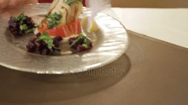 Filete de pescado de mar está en un par, puré de verduras de raíz y remolacha hervida — Vídeo de stock