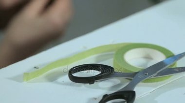 Çiçekçi el taç kesim şerit, yakın çekim yapar