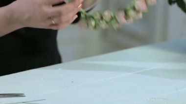 Çiçekçi göster: crown küçük gül, beyaz masaya