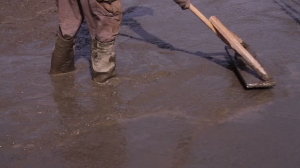Trabajador está vertiendo el piso de hormigón — Vídeos de Stock