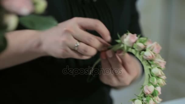 Många små rosor i krona, florist hand — Stockvideo