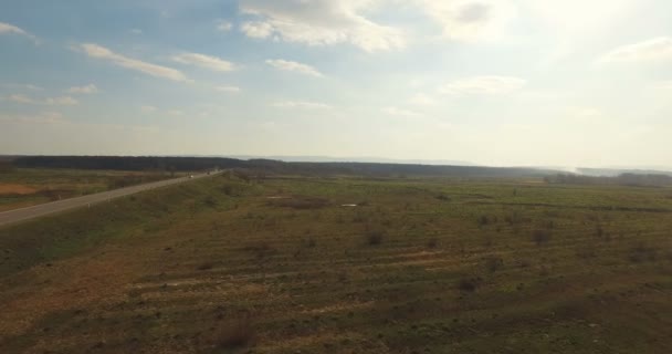 Vue aérienne route avec champ de voitures près de la forêt 