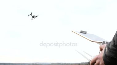 bir verici ve denetim dron tutan işleç