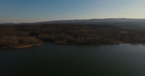 Panorama aérien de drones du lac et des montagnes contre le ciel — Video