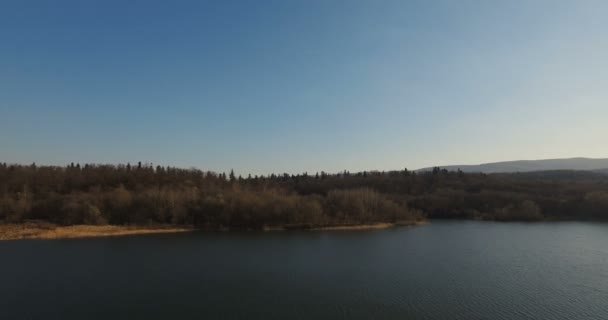 Съемка с воздуха с беспилотника озера и гор на фоне неба — стоковое видео
