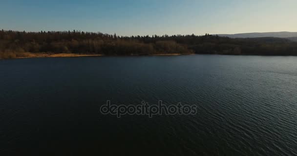 Images aériennes de drones du lac et des montagnes contre le ciel 