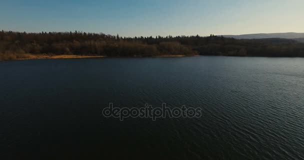 Antenn drönare footage över sjön och bergen mot himlen — Stockvideo