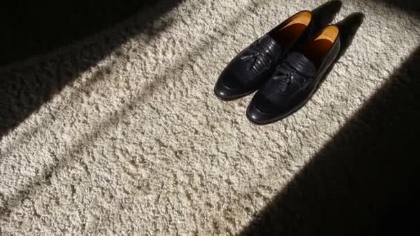 Sapatos clássicos à luz solar sobre um fundo escuro — Vídeo de Stock