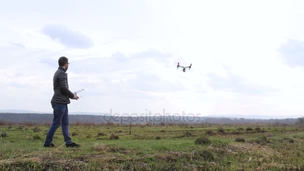 Homem controle drone voa no céu branco fundo — Vídeo de Stock