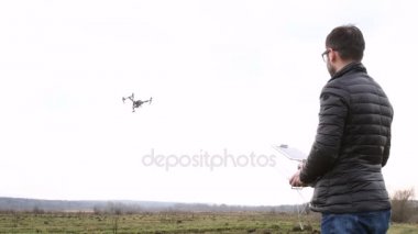 adam kontrol dron beyaz gökyüzü arka planda uçar