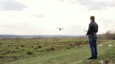 Bir verici ve denetim dron tutan dron işleç