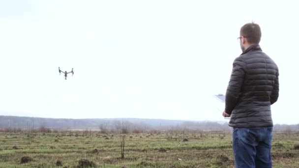 Uomo controllo drone vola nel cielo bianco sfondo — Video Stock