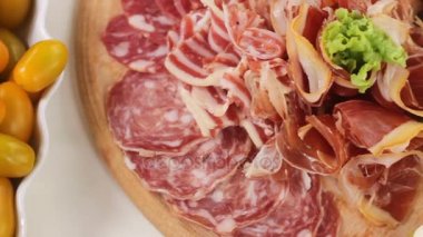 Çeşitli deli et, jambon, salam, pastırma ahşap tepsi