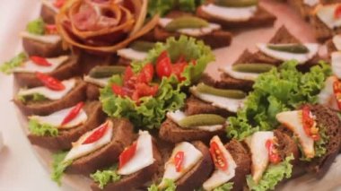 Leziz kanepeler ve aperatifler düğün şölende