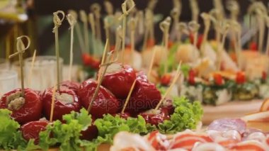Leziz kanepeler ve aperatifler düğün şölende