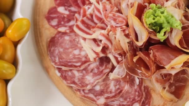 Carnes deli sortidas, presunto, salame, bacon na bandeja de madeira — Vídeo de Stock
