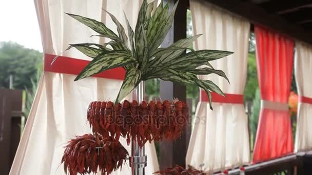 Mesa de banquete de catering bellamente decorada, sabrosos cangrejos hervidos — Vídeos de Stock