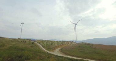 Rüzgar Türbini, yel değirmeni, enerji üretim Dağları'nda hava dron görünümü