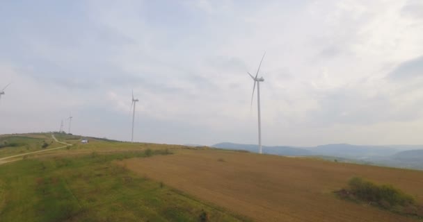 Antenowe drone spojrzenie na produkcję energii Turbina wiatrowa, wiatrak, w górach — Wideo stockowe