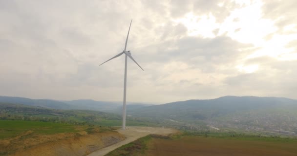 Rüzgar Türbini, yel değirmeni, enerji üretim Dağları'nda hava dron görünümü — Stok video