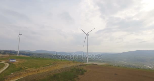 Antenowe drone spojrzenie na produkcję energii Turbina wiatrowa, wiatrak, w górach — Wideo stockowe