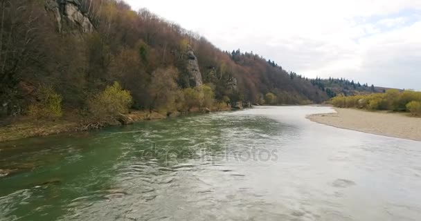 Luchtfoto. Vliegen over de mooie rivier. — Stockvideo