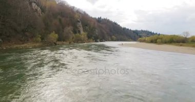 Hava. Uçan Nehri. Nehir kıyısına bir erkek gider