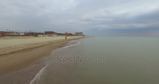 Вид с воздуха, спортсмен бегает по пляжу Одесса, Украина — стоковое видео