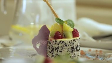 Kahvaltı, puding peynir, kivi, ahududu ile pişmiş