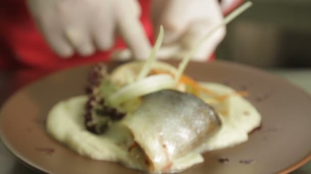 Kocken serverar fisk och potatismos — Stockvideo