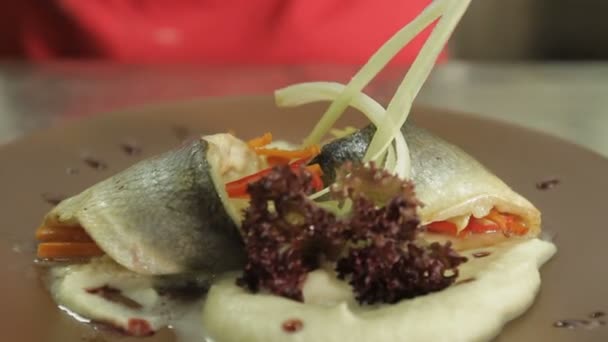 Kocken serverar fisk och potatismos — Stockvideo