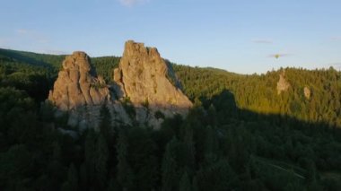 Sıcak hava balonu sinek bir peyzaj taşlar yakınındaki dağların gökyüzüne