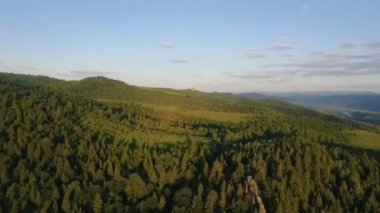 Sıcak hava balonu dağlar manzara gökyüzünde uçan