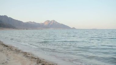 Kumlu sahilde deniz dalga yumuşak