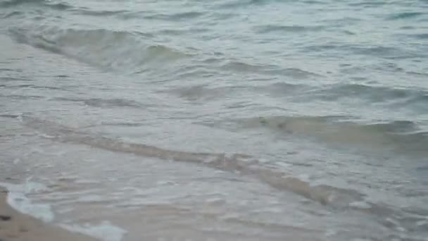 Suave ola de mar en la playa de arena — Vídeos de Stock