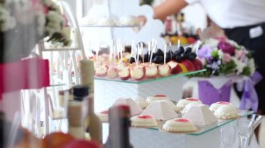catering kokteyl lezzetli bir şekilde dekore edilmiş tatlılar büfe masa üzerinde parti