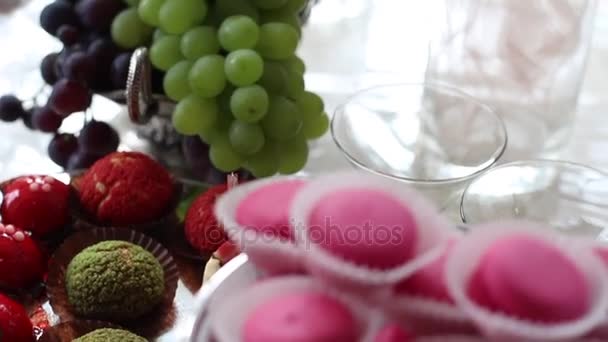 leckere Süßigkeiten bei der Hochzeit. Früchte Kuchen Dessert mit Makronen