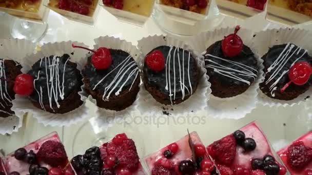 Torte dolci, torta con cioccolato ciliegia vacanza — Video Stock