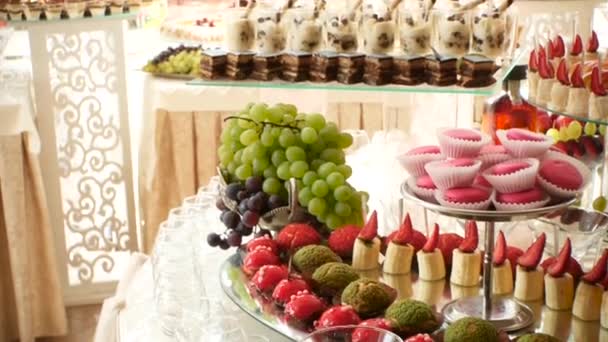 Delicioso caramelo en el evento buffet. Pastel de frutas Postre con macarrones — Vídeos de Stock