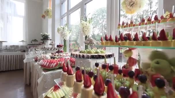 Línea de buffet, postres decorativos en una mesa buffet en un evento de lujo abastecido — Vídeo de stock