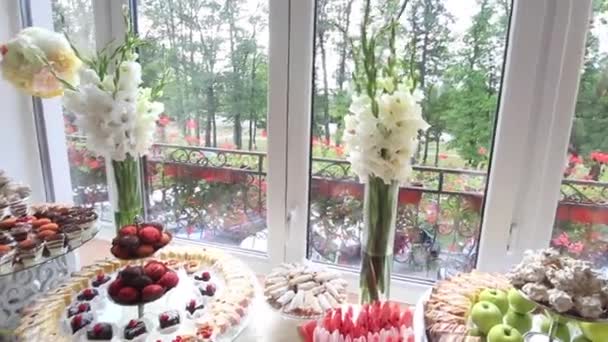 Dessertbuffet. Kuchen auf dem Buffet — Stockvideo