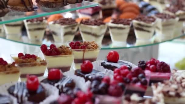 Dolci, torta con ciliegia al cioccolato, festa di nozze — Video Stock